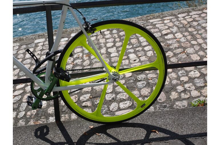 rear_wheel_mature_rim_spokes_circuit_road_bike_wheel_bike-737829