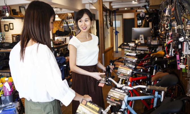おススメの自転車を紹介するスタッフ