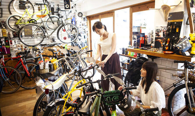 自転車屋で働くスタッフ