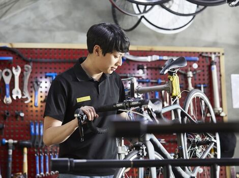 自転車を確認するスタッフ