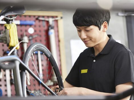 自転車を修理するスタッフ
