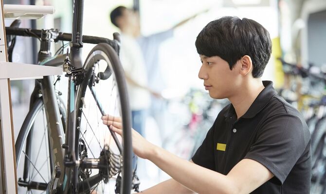 自転車のチェックをするスタッフ