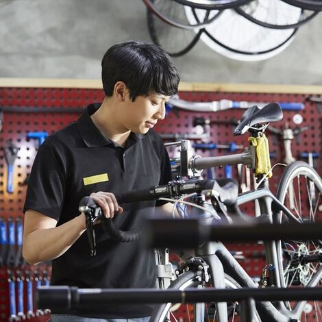 自転車を確認するスタッフ