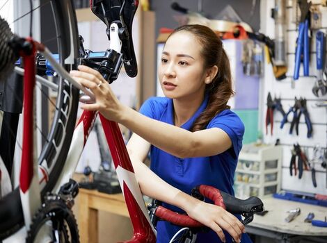 自転車を整備する女性スタッフ